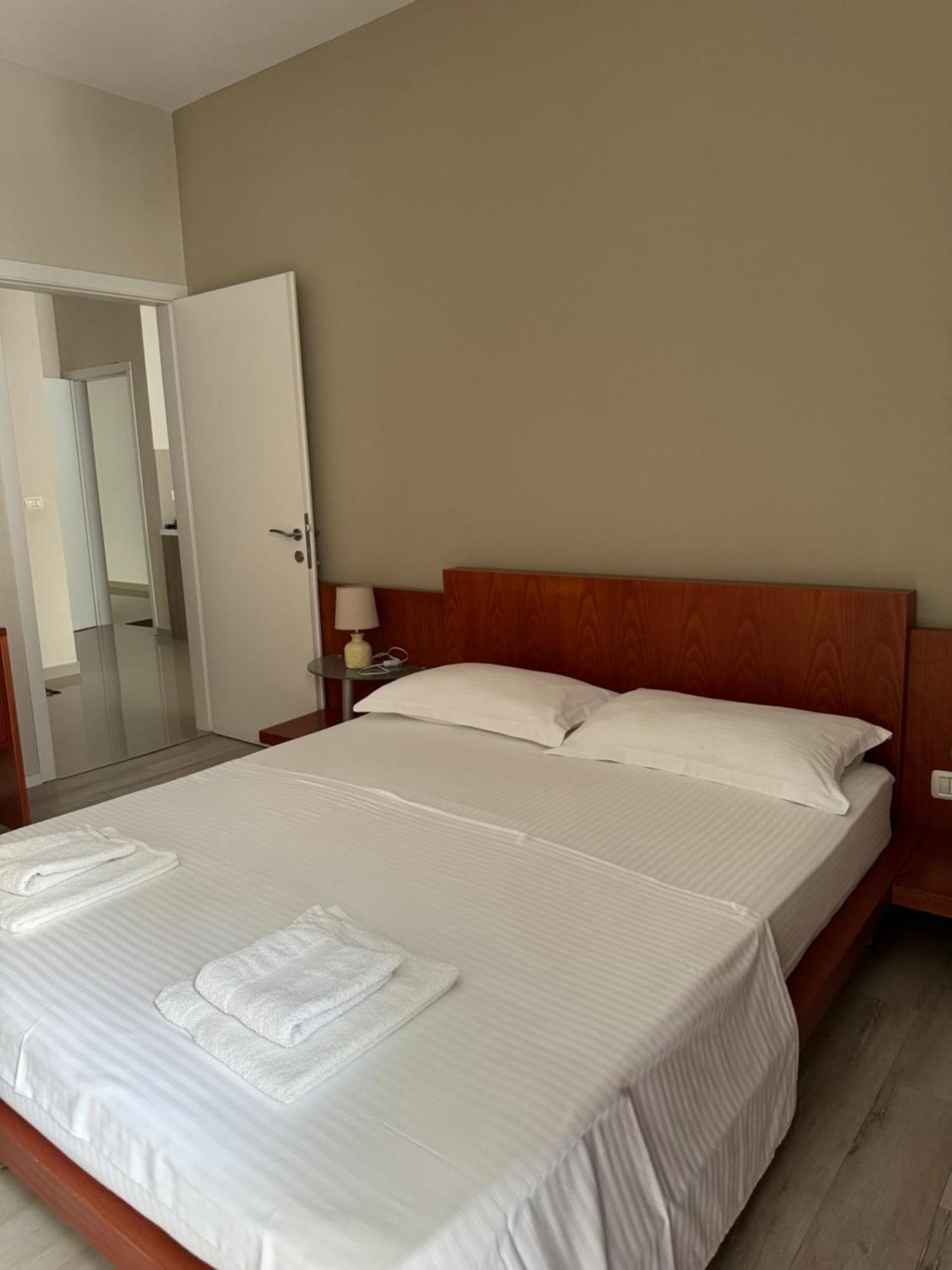 סרנדה Violet'S Boutique Apartments מראה חיצוני תמונה